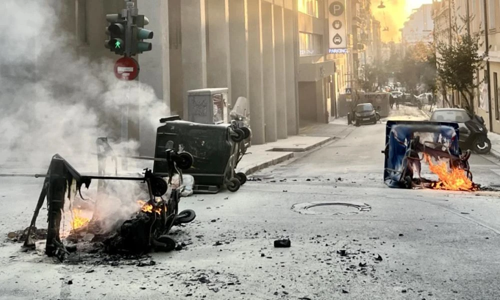 Επεισόδια στο κέντρο της Αθήνας μετά το πανεκπαιδευτικό συλλαλητήριο - Μολότοφ και φωτιές σε κάδους απορριμάτων - Ένας αστυνομικός τραυματίας (Βίντεο)